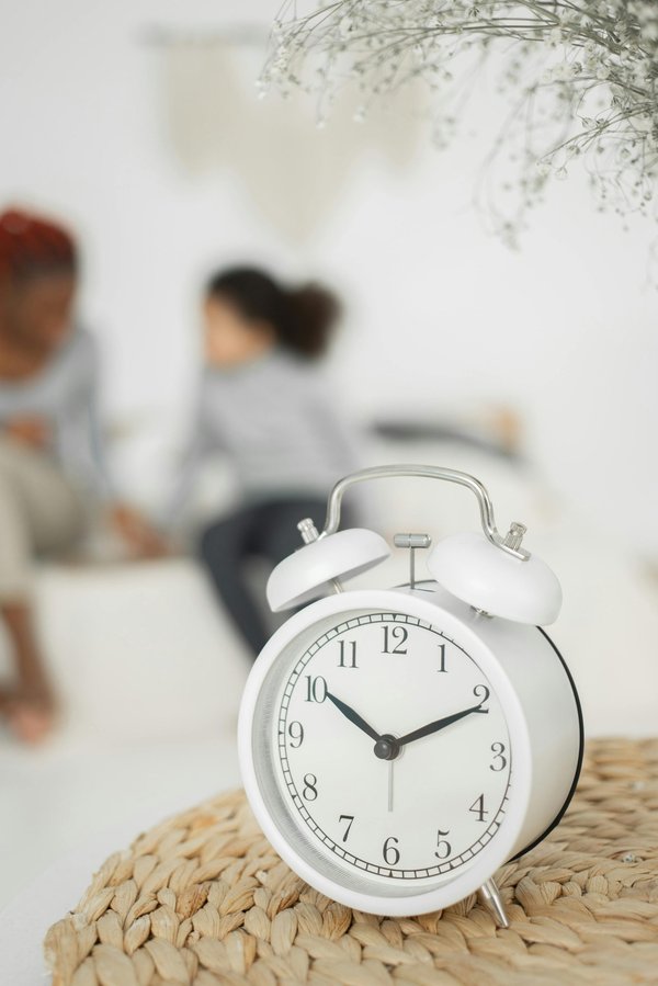 Choisir le bon réveil jour nuit pour votre enfant : guide pratique