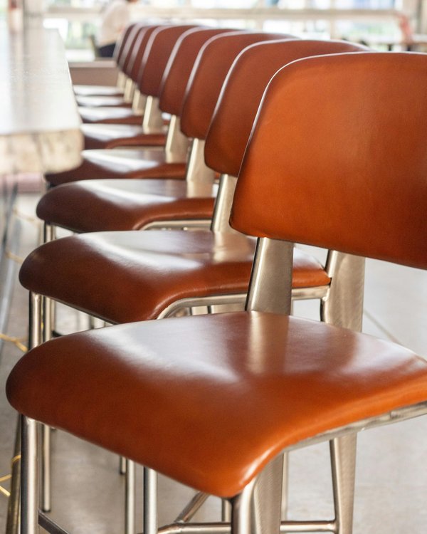 Chaises de bar : l'élégance qui surpasse votre canapé
