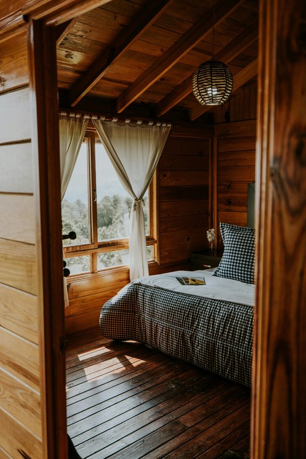 Le lit cabane montessori : autonomie et créativité à la maison